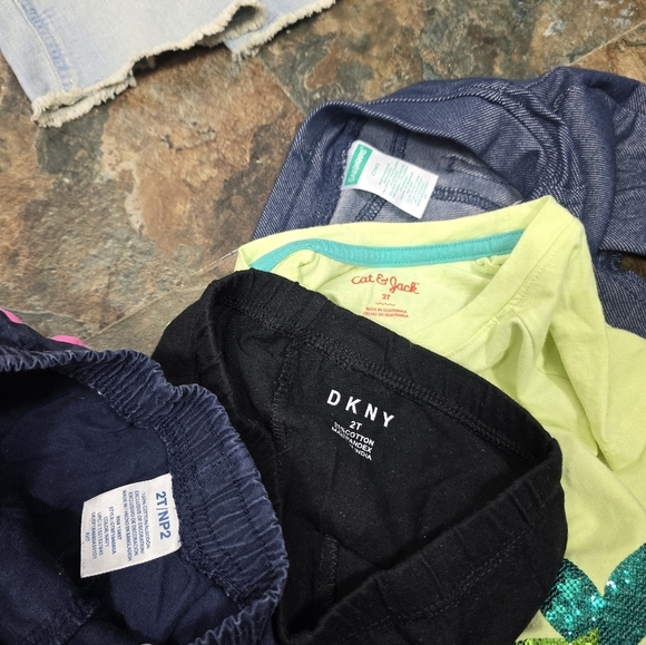 Toddler girls size 2T clothing bundle of 7, shorts, overalls, leggings, tshirts - Picture 3 of 8